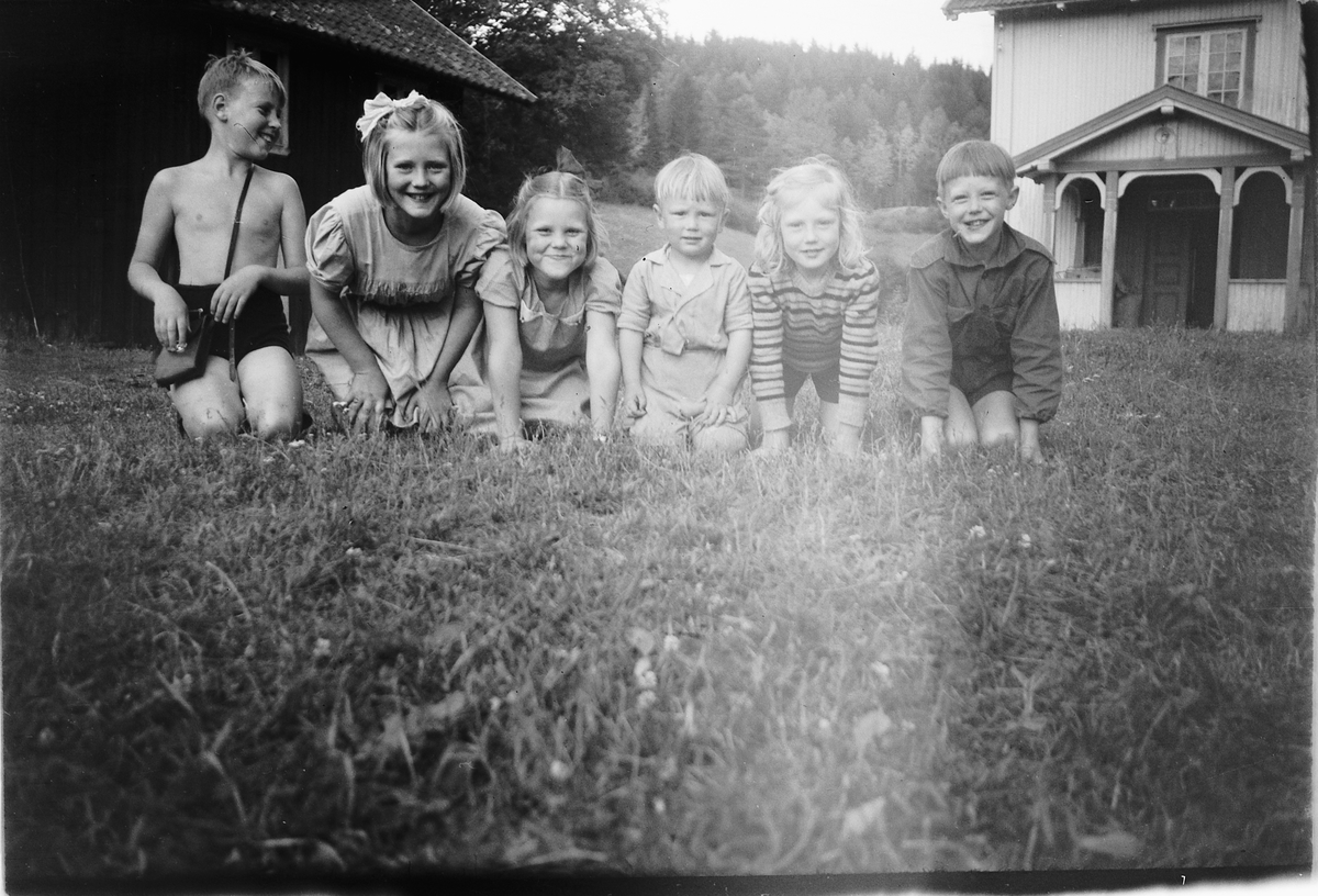 Håkon Prestkværn, Gruppe barn i gresset på et gardstun.