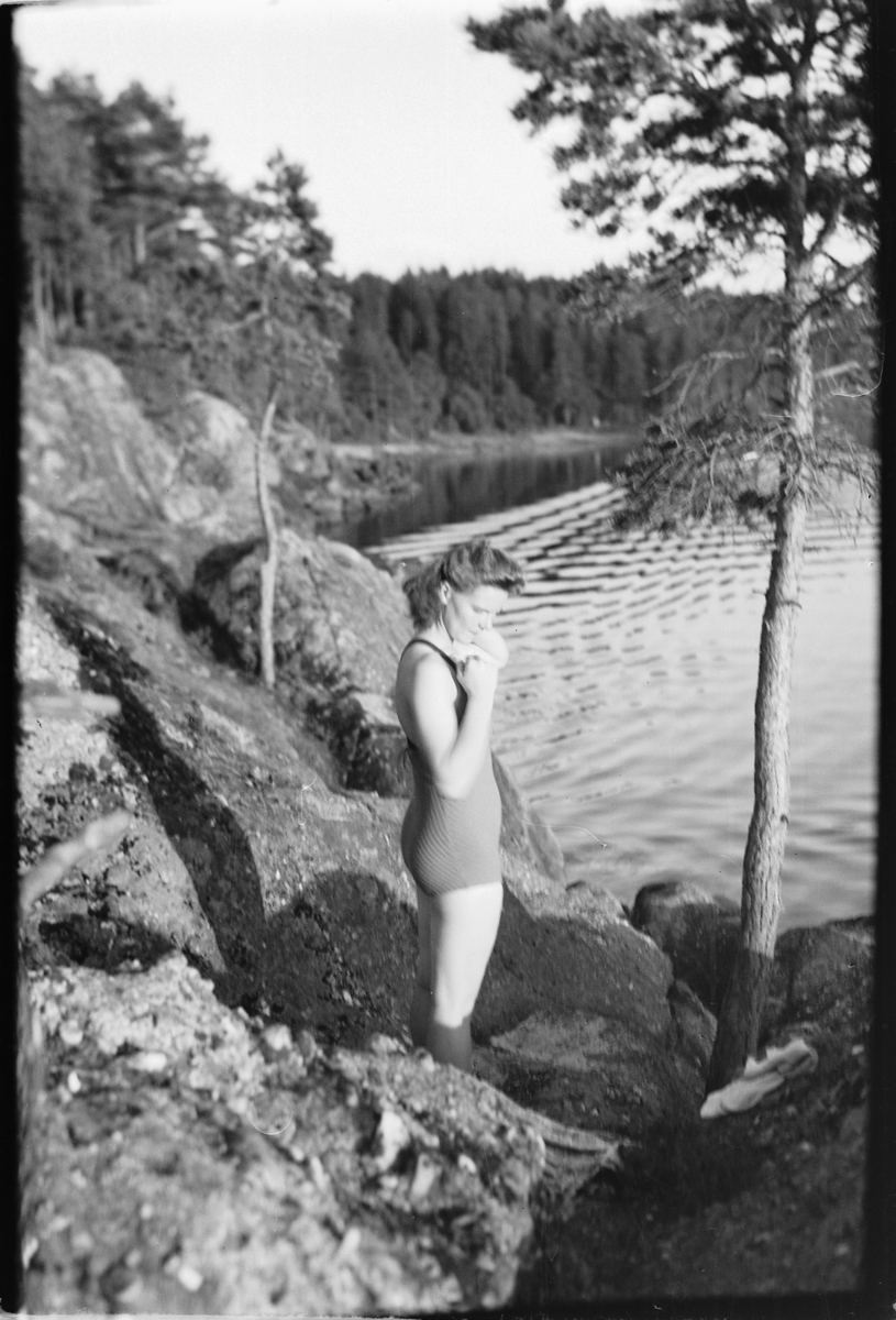 Håkon Prestkværn, Kvinne i badedrakt ved svaberg.