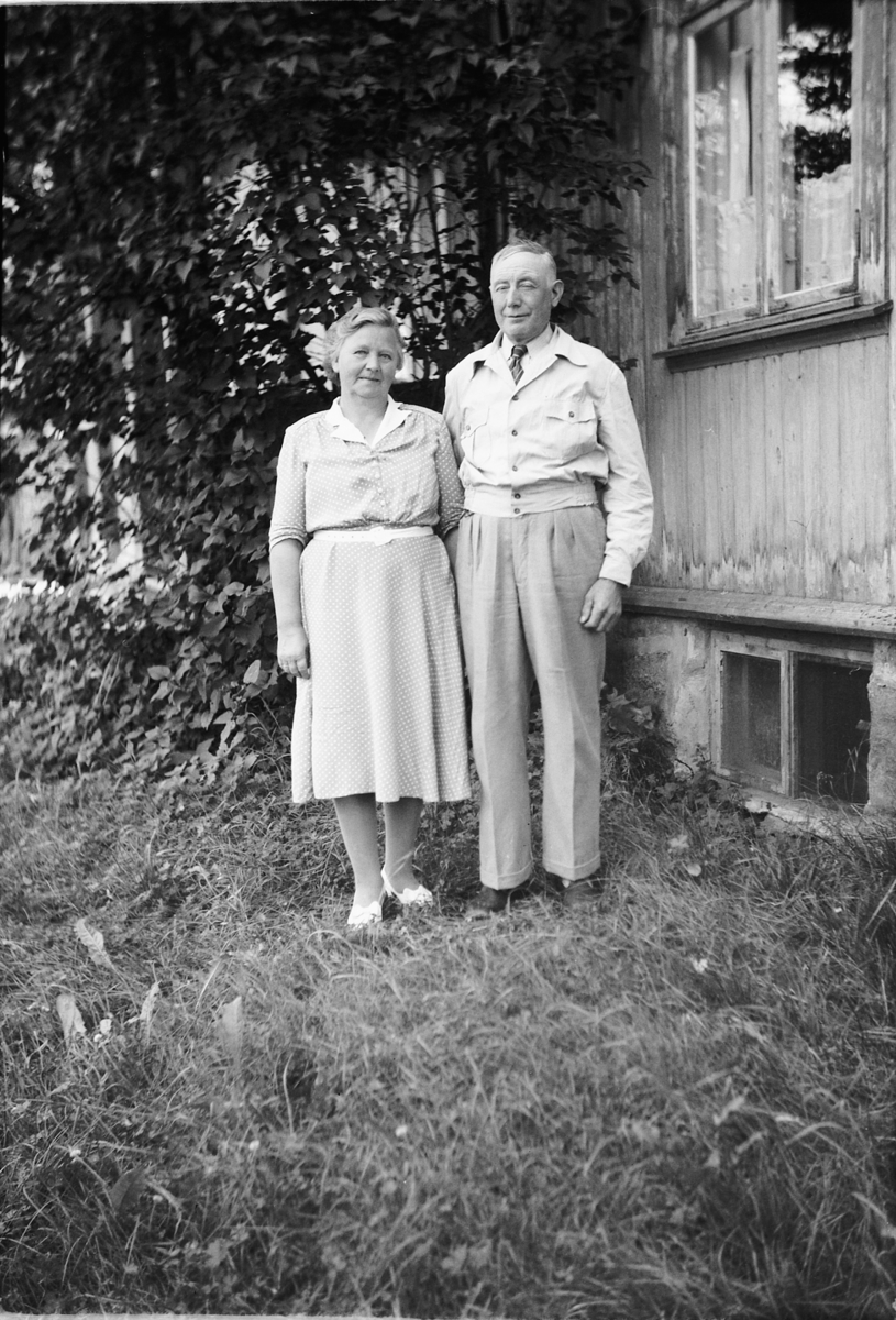 Håkon Prestkværn, Eksteriør, hage. Eldre kvinne og mann.