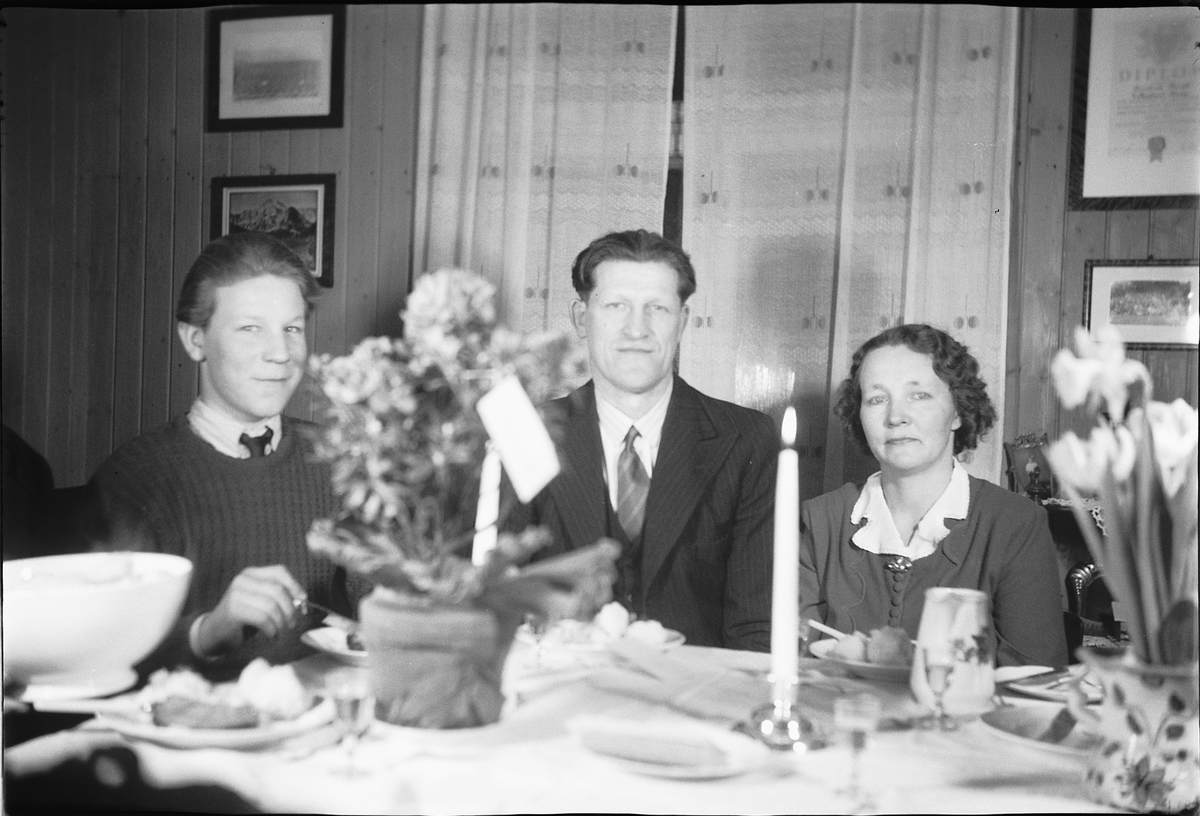 Håkon Prestkværn, Ukjent familie rundt middagsbordet.