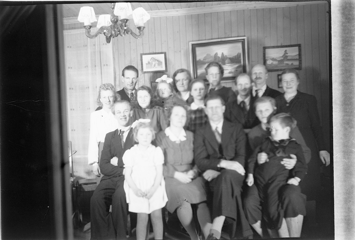 Håkon Prestkværn, Interiør, stue. Ukjent familie.