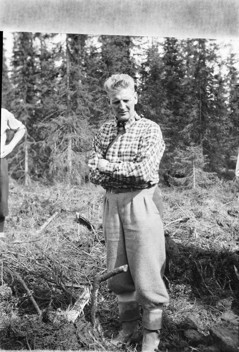 Håkon Prestkværn, Ukjent mann med gummistøvler i skogen.