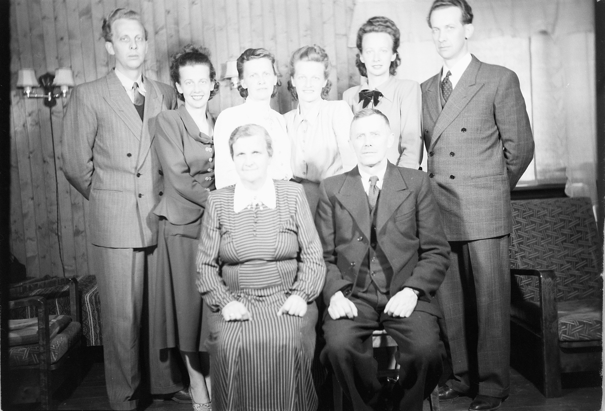 Håkon Prestkværn, Interiør, stue. Ukjent familie.