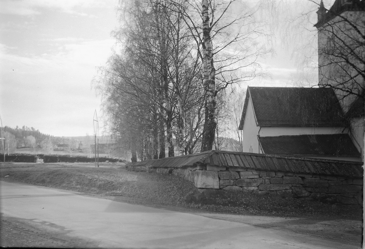 Håkon Prestkværn, PARTI VED RINGSAKER KIRKE, KIRKEGÅRDSMUR