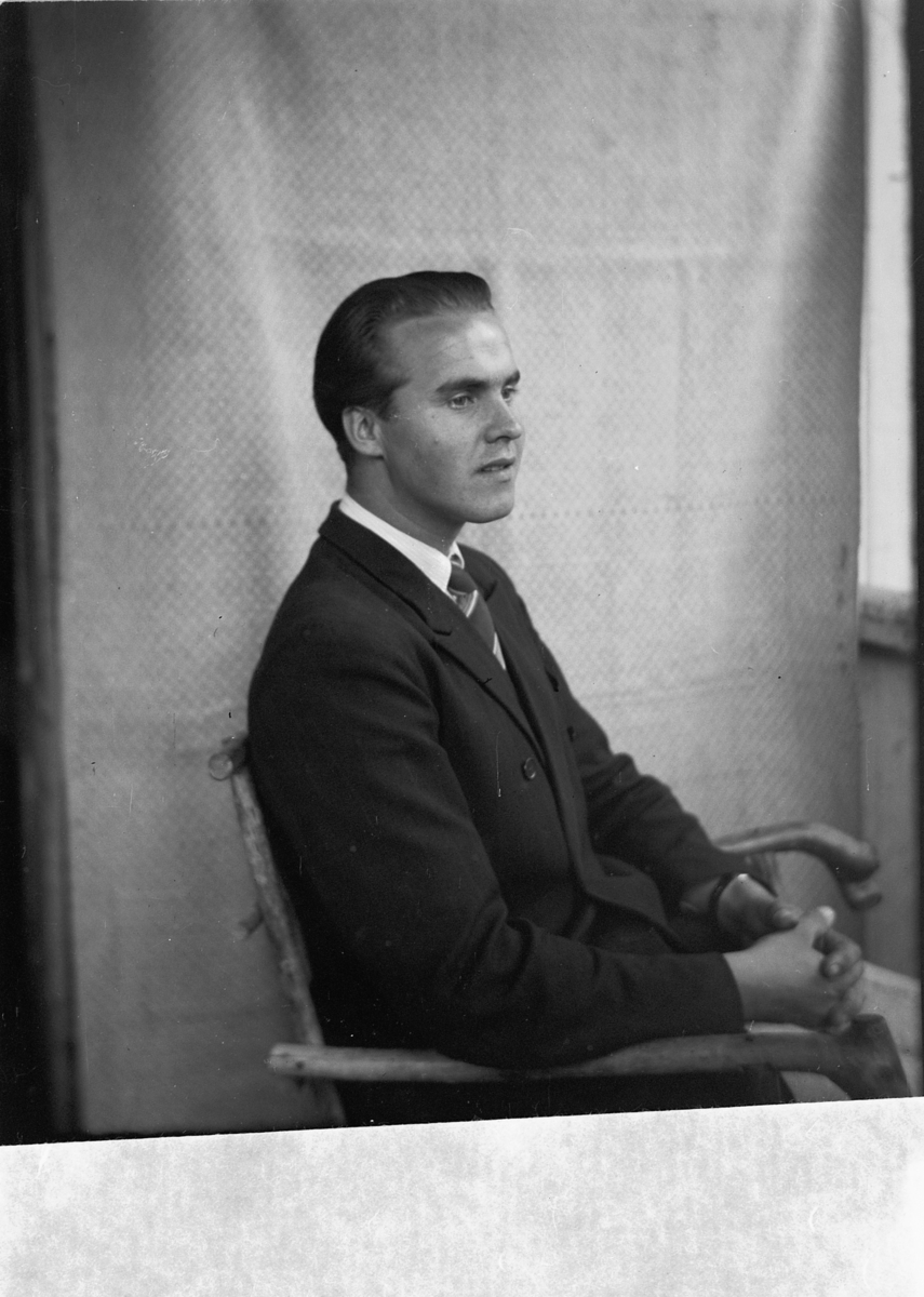 Håkon Prestkværn, Ukjent mann i en stol.