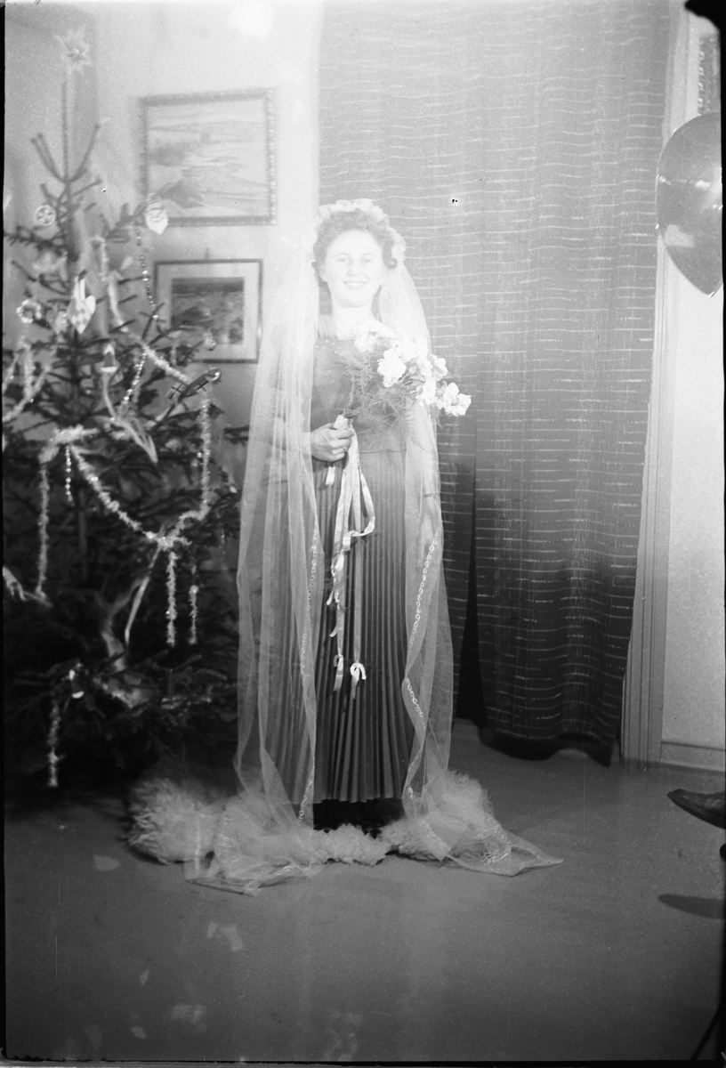 Håkon Prestkværn, Bryllup. Brud med blomster ved et juletre.