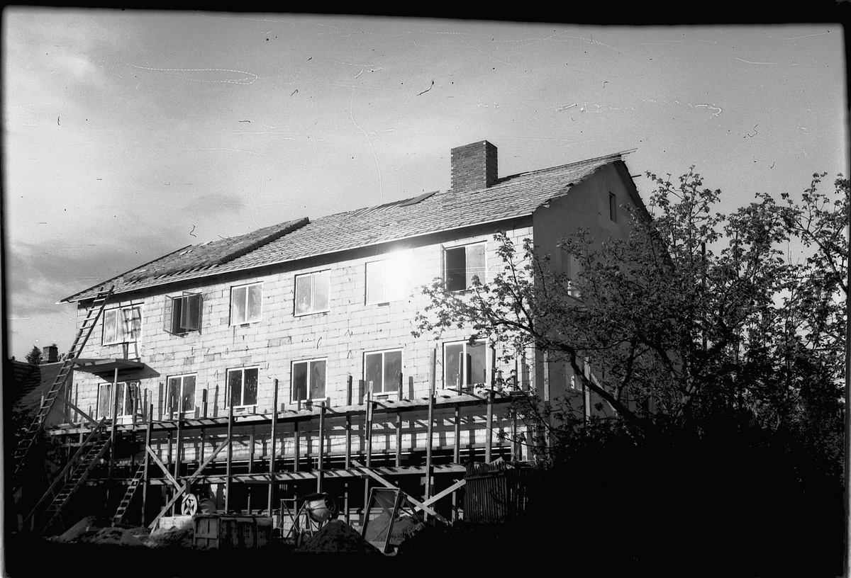 Håkon Prestkværn, Restaurering av et hus med stilas.