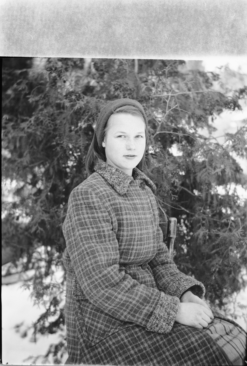 Håkon Prestkværn, Ukjent kvinne med kåpe ved et grantre.