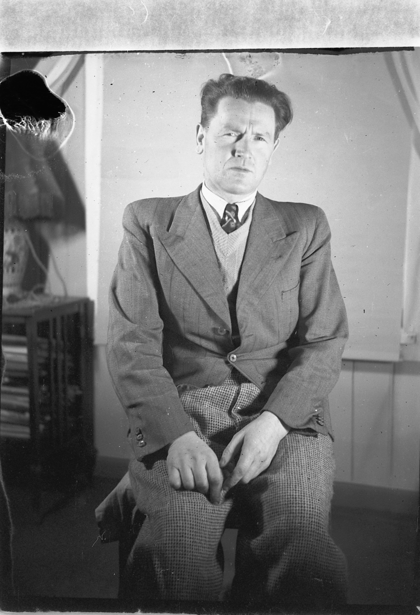 Håkon Prestkværn, Ukjent mann med dress.