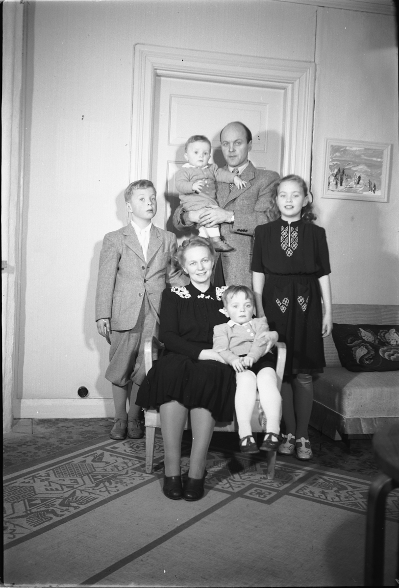 Håkon Prestkværn, Interiør, stue. Ukjent familiegruppe.
