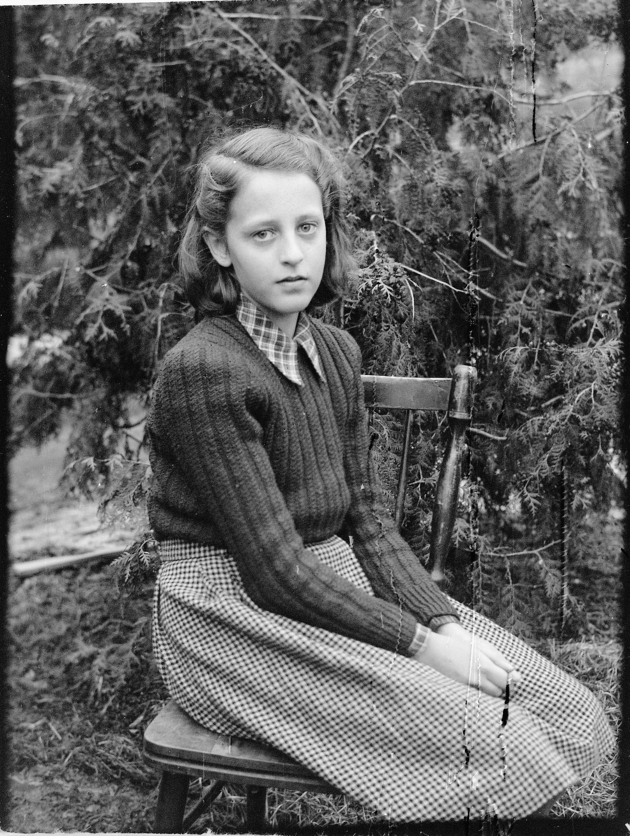 Håkon Prestkværn, Portrett av jente sittende på en stol. Grethe Skogstad, Moelv.