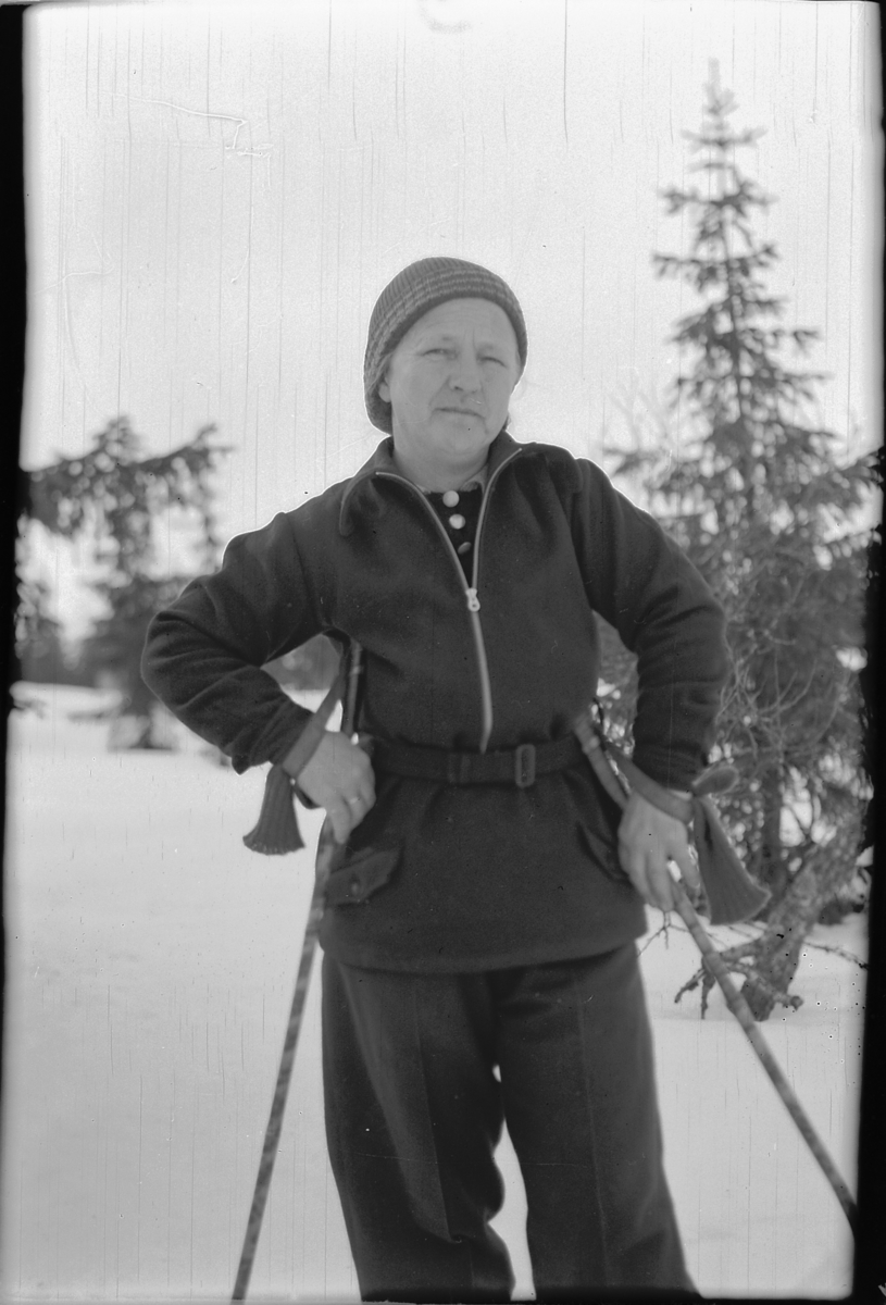 Håkon Prestkværn, Ukjent kvinne på ski i skogen.