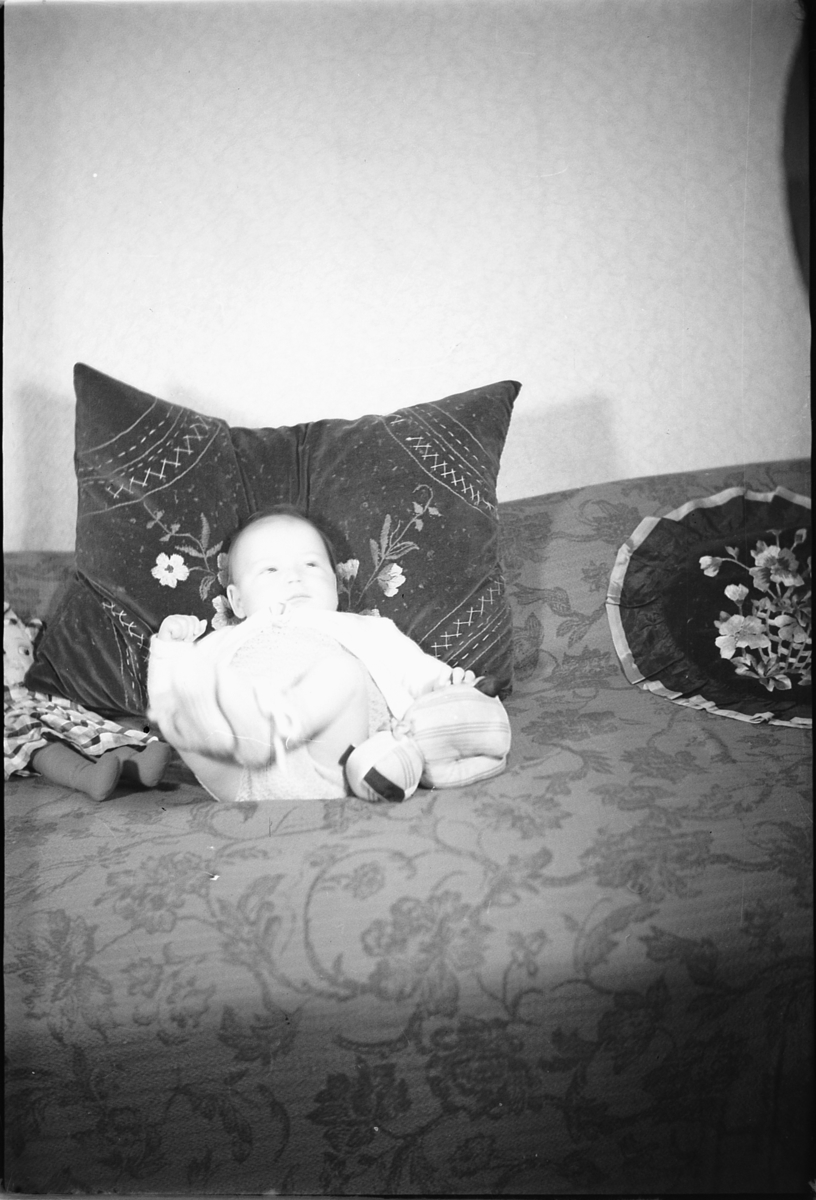 Håkon Prestkværn, Baby i en sofa.