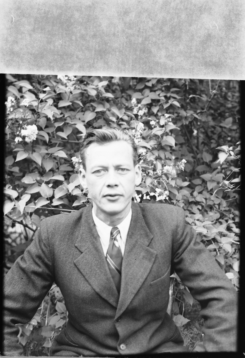 Håkon Prestkværn, Ukjent mann i dress.