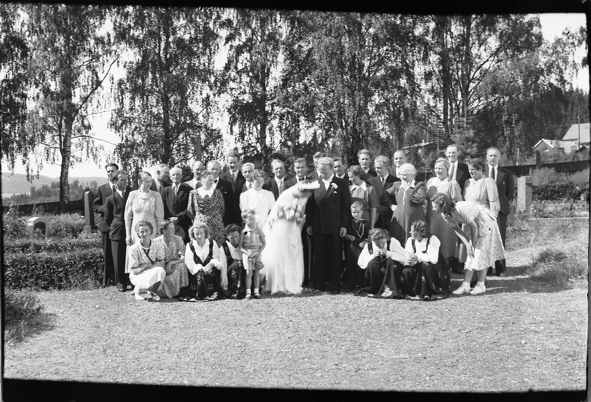 Håkon Prestkværn, Bryllyp. Brudeparet med gjester.