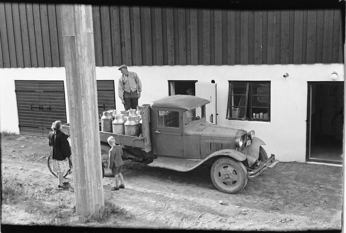 Håkon Prestkværn, LASTEBIL MED MELKEKJELER, melkespann, FORD AA 1928-31, KJØRER MJØLK.
