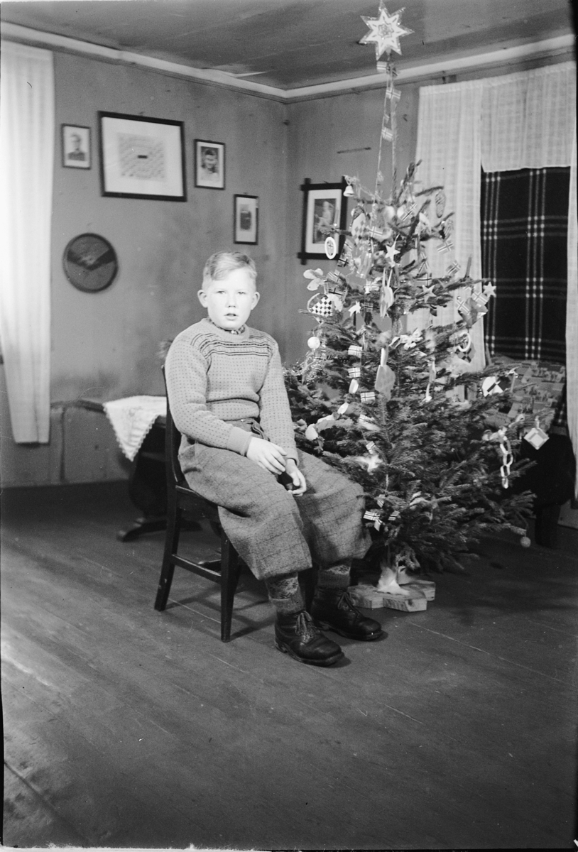 Håkon Prestkværn, JULETRE PYNTET, GUTT I NIKKERS OG STRIKKEGENSER