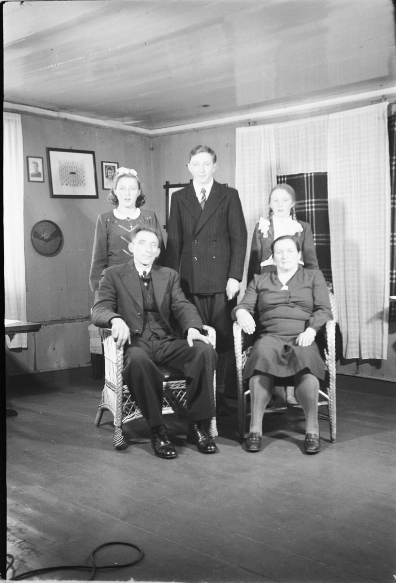 Håkon Prestkværn, Interiør, stue. Ukjent familiegruppe.