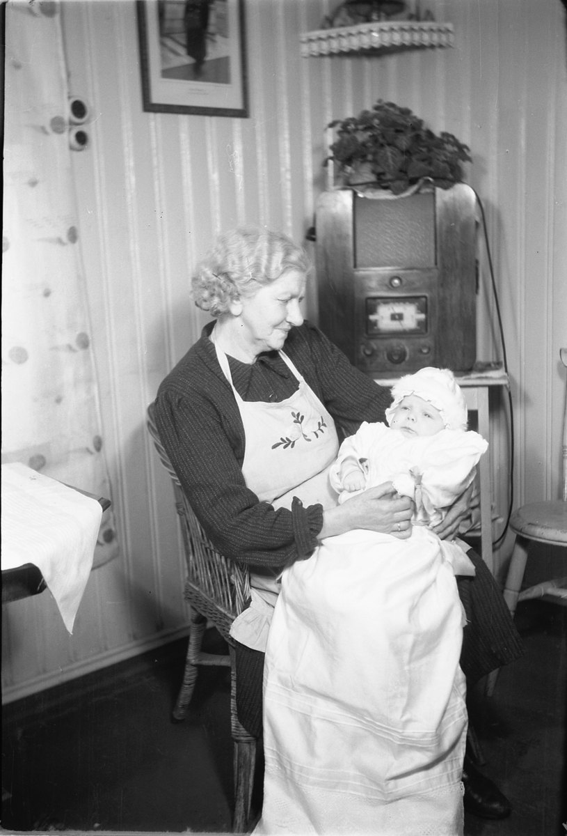 Håkon Prestkværn, Ukjent bestemor med baby på armen.