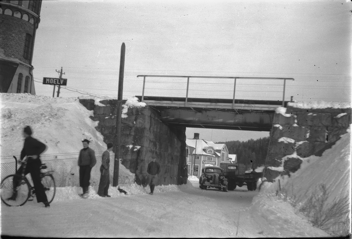 Håkon Prestkværn, KOLLISJON, BILULYKKE I JERNBANEUNDERGANGEN I MOELV, BUICK 1936 D 4334, OG CHEVROLET LASTEBIL D-3657.