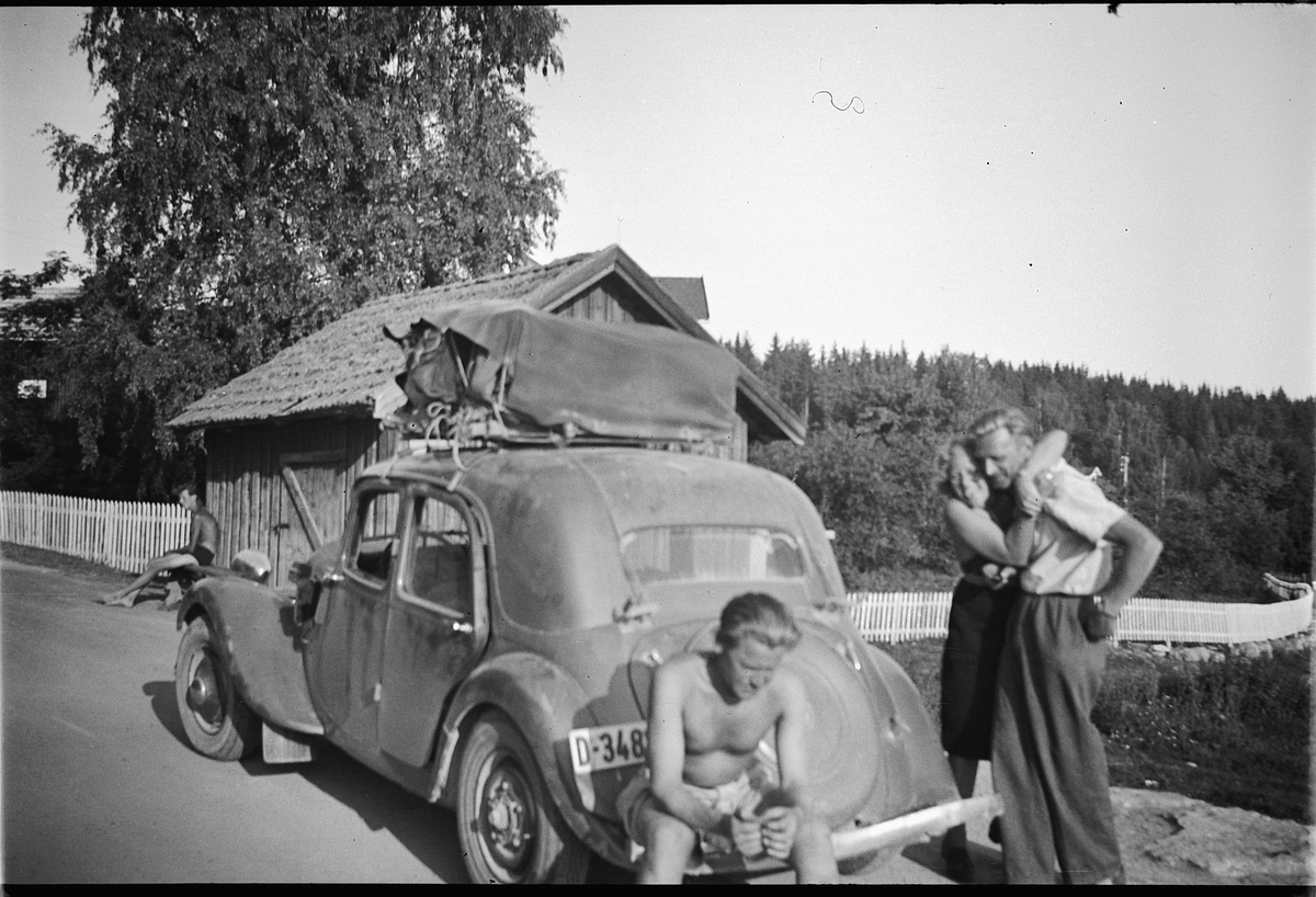 Håkon Prestkværn, Personbil, D-3488, 1936 modell, baggasje, ferietur, ukjente. Forhjulsdreven Citroën som var i produksjon ca. 1934-55, på femtitallet med utbygd koffert som denne ikke har. I Hvem eier bilen 1948 står D-3488 som Citroën personbil på Even Engh, Brøtum, årsmodell ikke oppgitt.