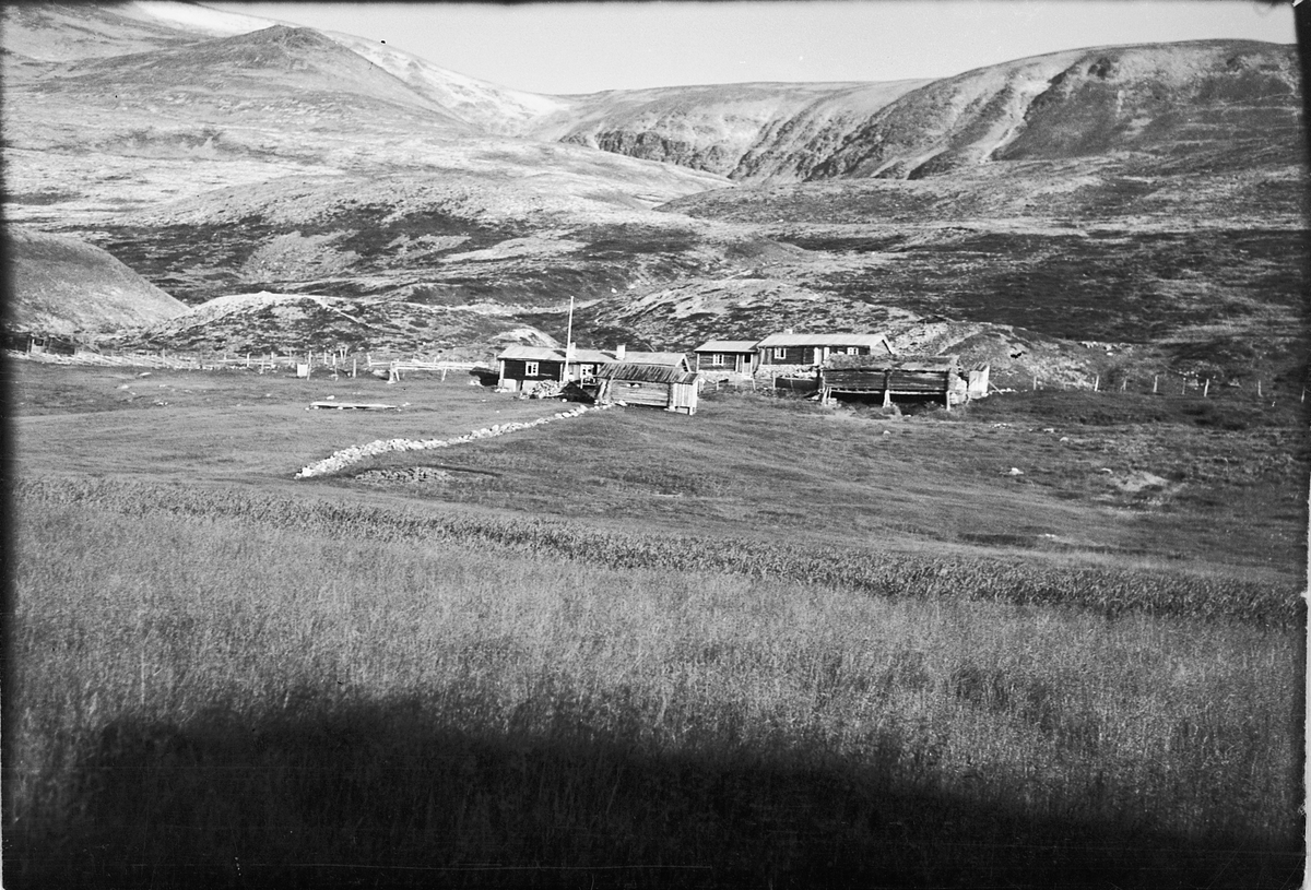 Håkon Prestkværn, Fjellandskap med seter. Fotokonvolutt mrk. "Rondane"