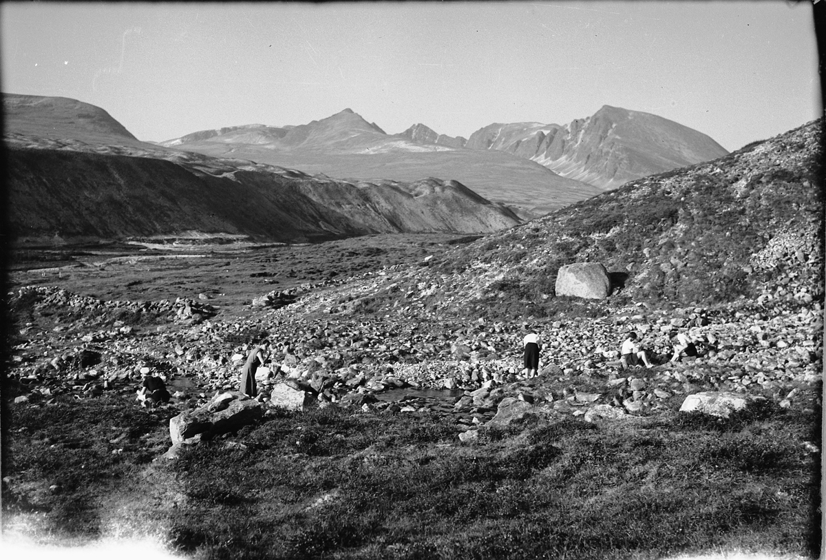 Håkon Prestkværn, Fjellandskap med ukjent gruppe mennesker. Fjelltur, fottur, Rondane. Fotokonvolutt mrk. "Rondane"