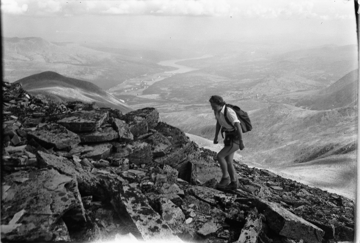 Håkon Prestkværn, Fjellandskap med ukjent turgåer, fjelltur,fottur, Fotokonvolutt mrk. "Rondane"