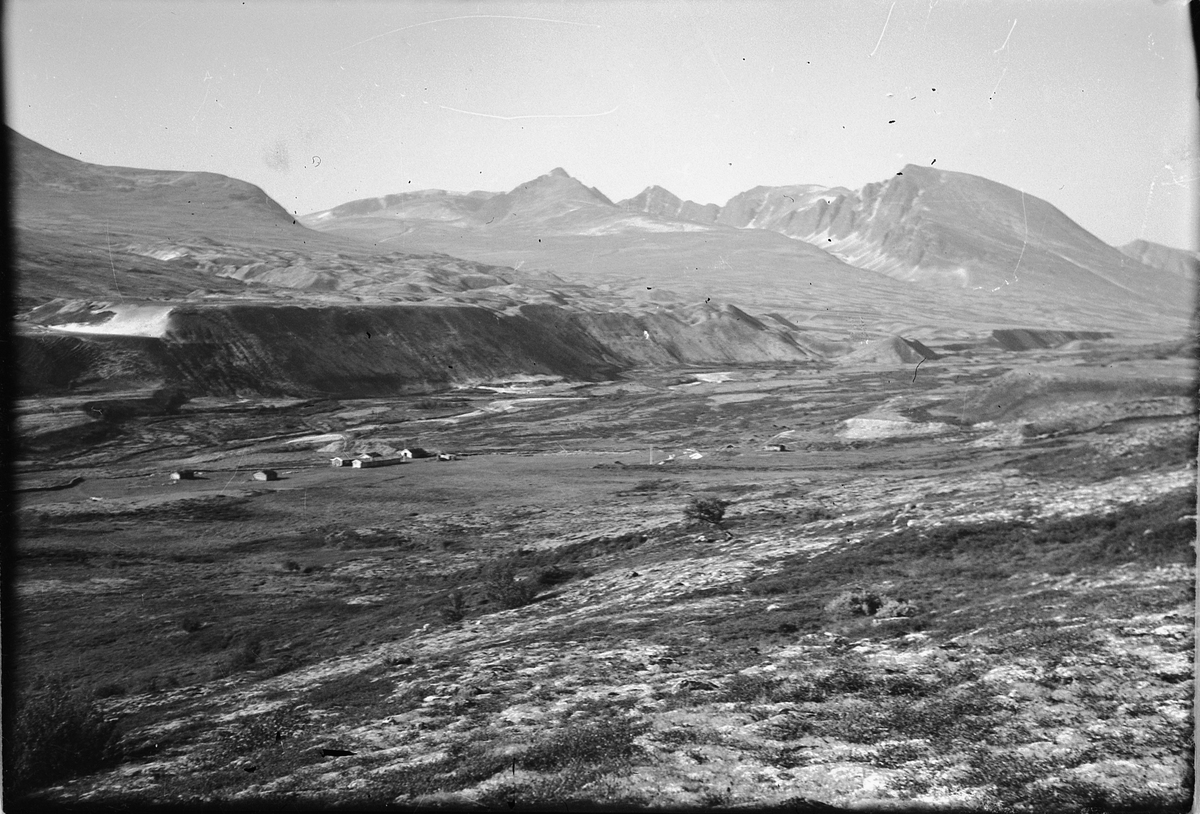 Håkon Prestkværn, Fjellandskap med ei seter. Rondane. Fotokonvolutt mrk. "Rondane"