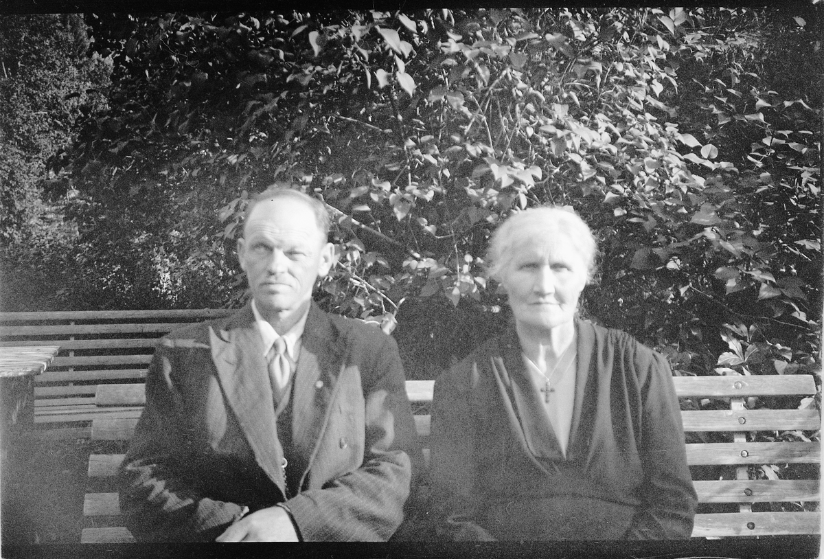 Håkon Prestkværn, Ukjent kvinne og mann på en benk. Fotokonvolutt mrk. "Reppe m.m."