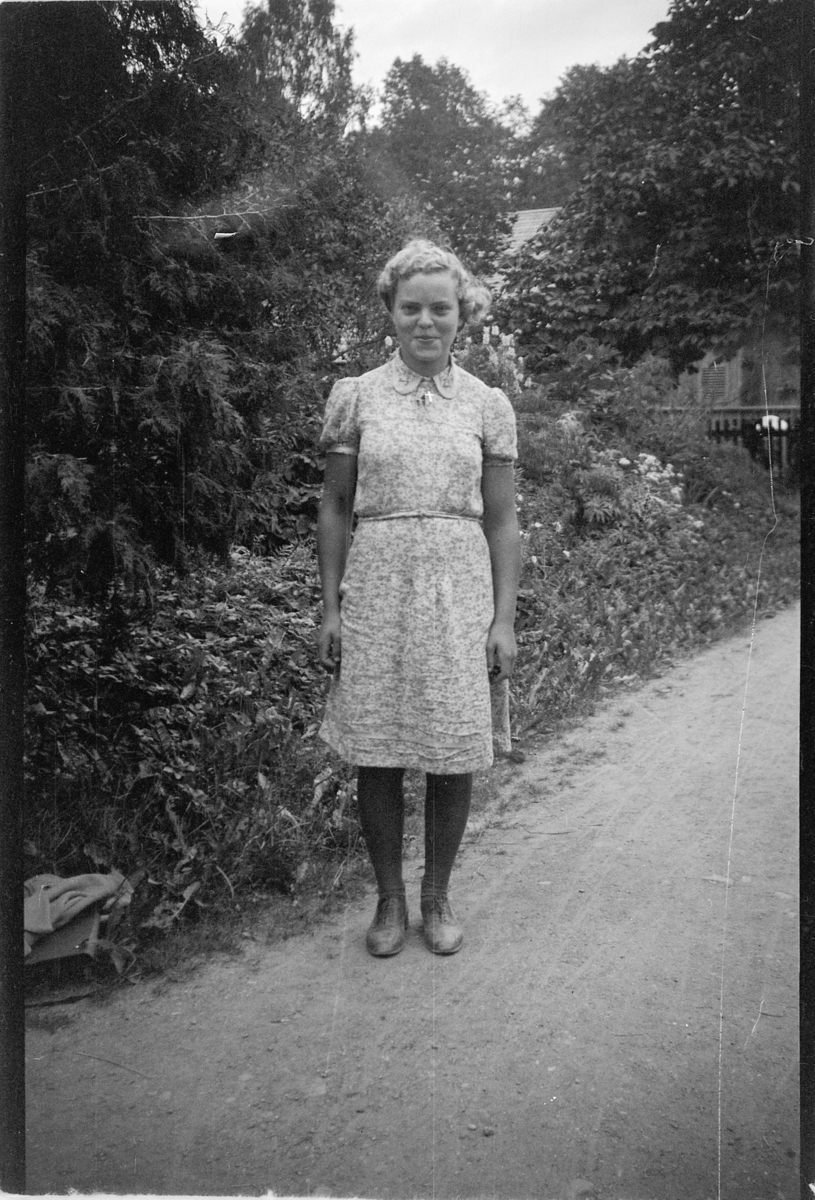 Håkon Prestkværn, Ukjent kvinne i kjole. Fotokonvolutt mrk. "Reppe m.m."