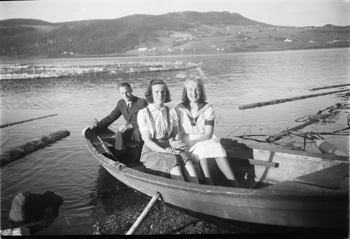 Håkon Prestkværn, Ukjent mann og to kvinner i en robåt, Mjøsa. Biri. Fotokonvolutt mrk. "Reppe m.m."