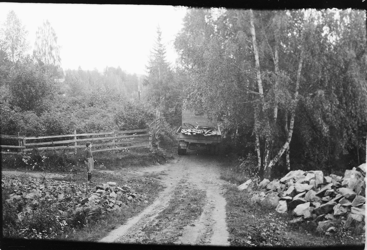 Håkon Prestkværn, VOMAG LASTEBIL (TYSK BILMERKE). D-3428. EIER: OLE BRÆNDEN, RING (1948).