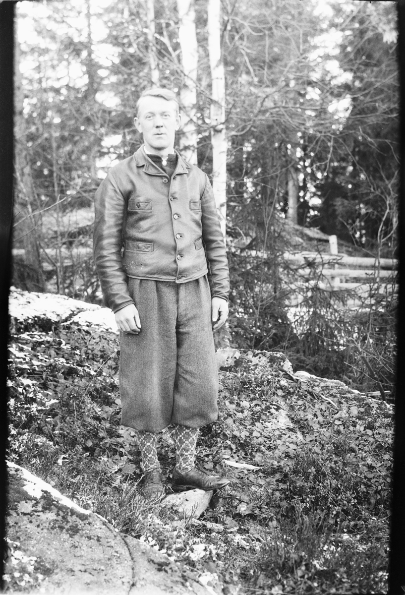 Håkon Prestkværn, Ukjent mann i nikkers i skogen. Fotokonvolutt mrk. "Jarle Olsen okt. 1948"