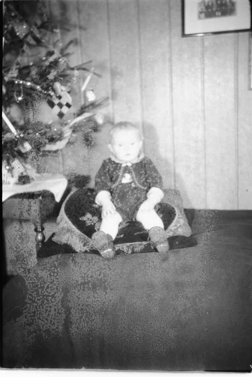 Håkon Prestkværn, Interiør, stue med juletre. Baby sitter i en sofa. "fotokonvolutt mrk. Aaseth julen 1948"