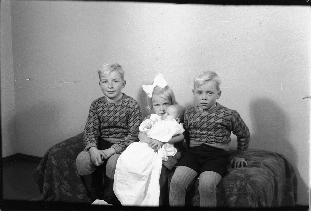 Håkon Prestkværn, Barnedåp, familien til Einar og Marie Evensen, Gruppe 4 barn F.v. Lars, Edith med dåpsbarnet Borgny på fanget, Helge,