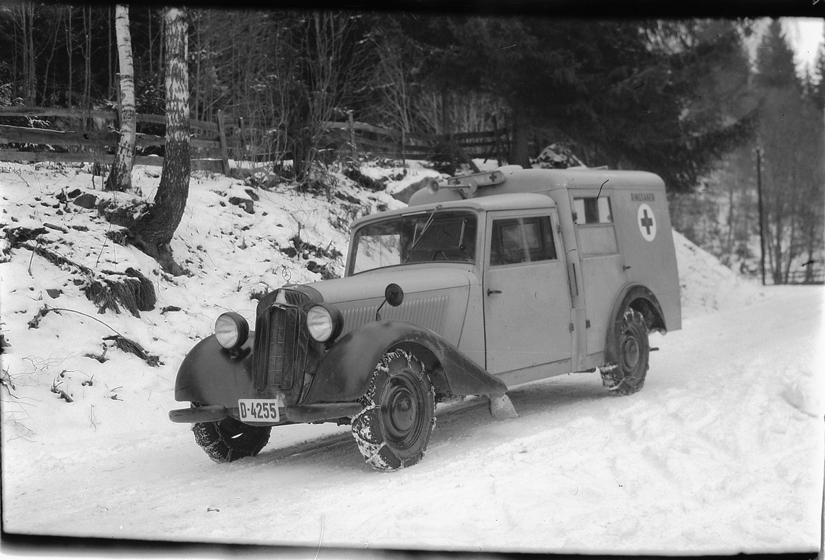 Håkon Prestkværn, FØRSTE SYKEBIL I MOELV, D-4255. AMBULANSE, RØDE KORS. , VINTER MED KJETTINGER. Mercedes-Benz 170. Førerhus ikke standard. Kan det være ex-tysk militærmodell? Reg. nr. D-4255 står ikke i "Hvem eier bilen 1948. "
