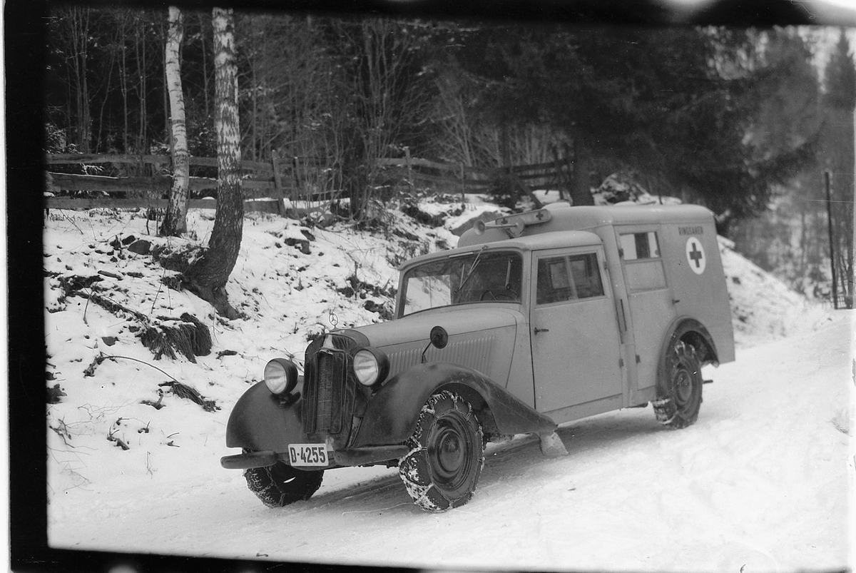 Håkon Prestkværn, FØRSTE SYKEBIL I MOELV, D-4255. AMBULANSE, RØDE KORS. , VINTER MED KJETTINGER.