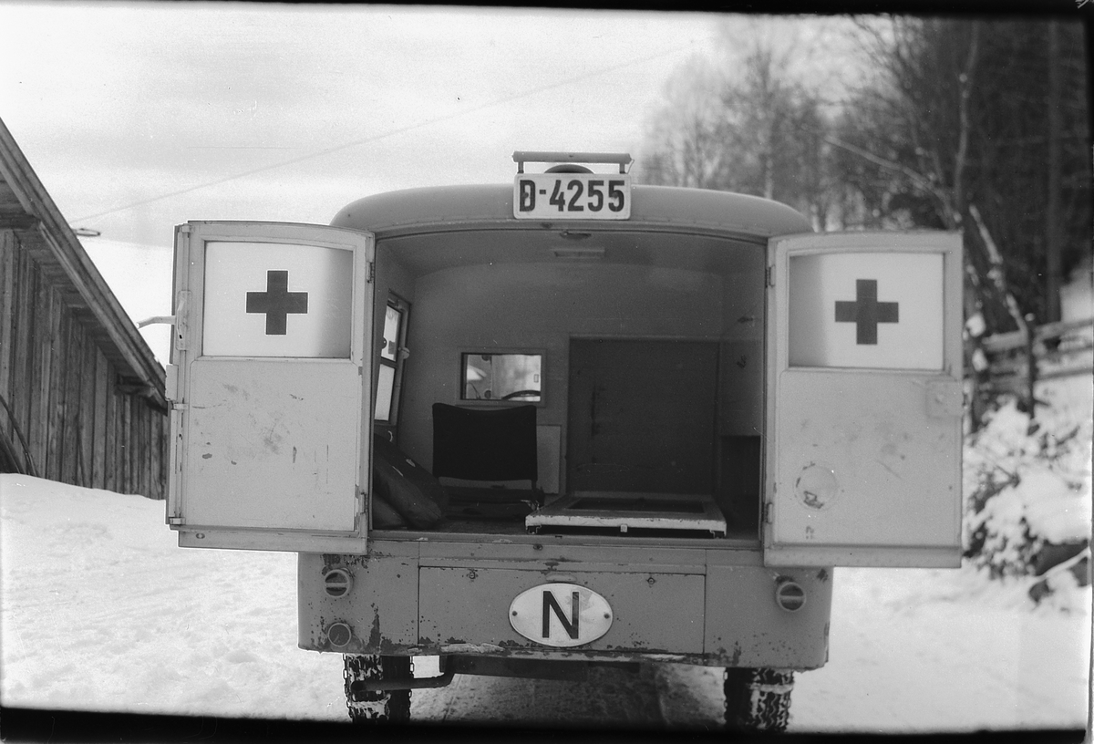 Håkon Prestkværn, FØRSTE SYKEBIL I MOELV, D-4255. AMBULANSE, RØDE KORS. , VINTER MED KJETTINGER.