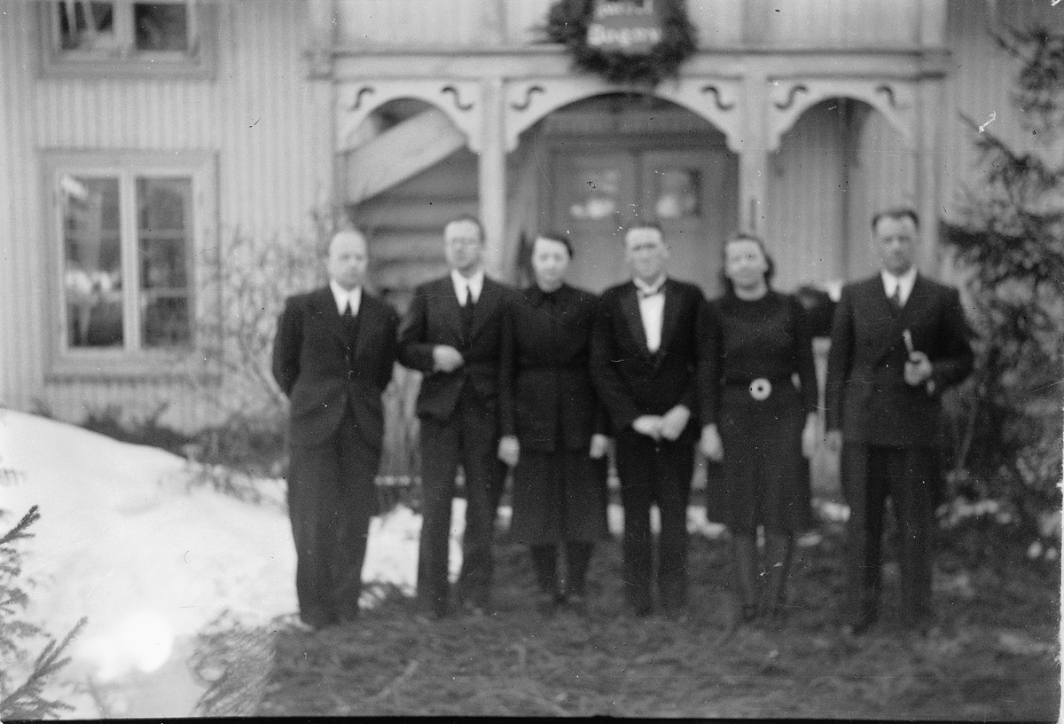 Håkon Prestkværn, Løkkekværn Gård, Moelv. Pyntet med granbar, begravelse. Bildet er fra 1944 da gården ble pyntet til begravelse for Dagny Prestkværn,