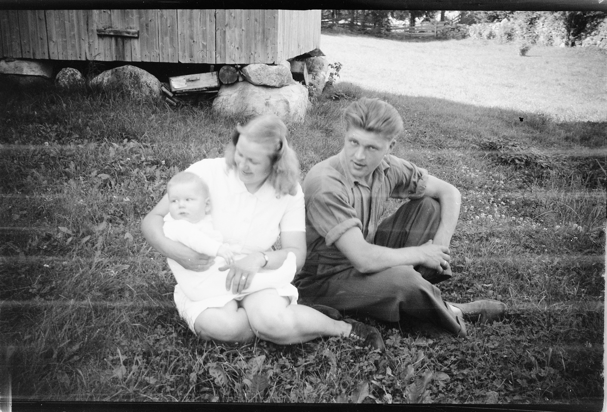 Håkon Prestkværn, Ukjent mann og kvinne med en baby.