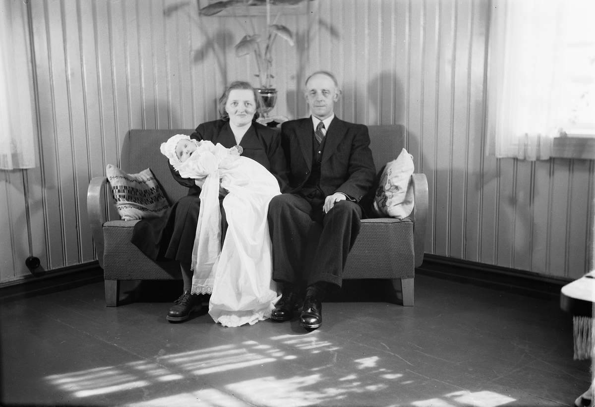 Håkon Prestkværn, Familiegruppe, ukjente, barnedåp på Smikkerud, april 1951.