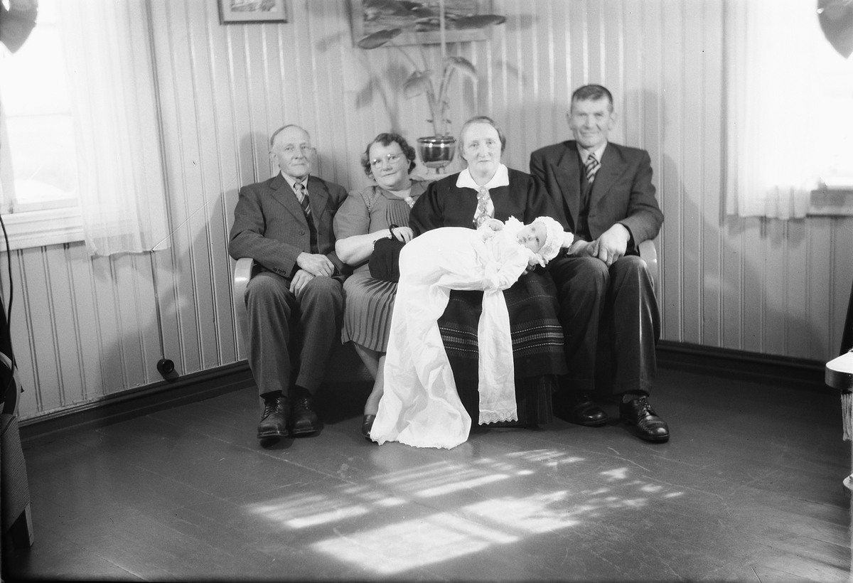 Håkon Prestkværn, Familiegruppe, ukjente, barnedåp på Smikkerud, april 1951.
