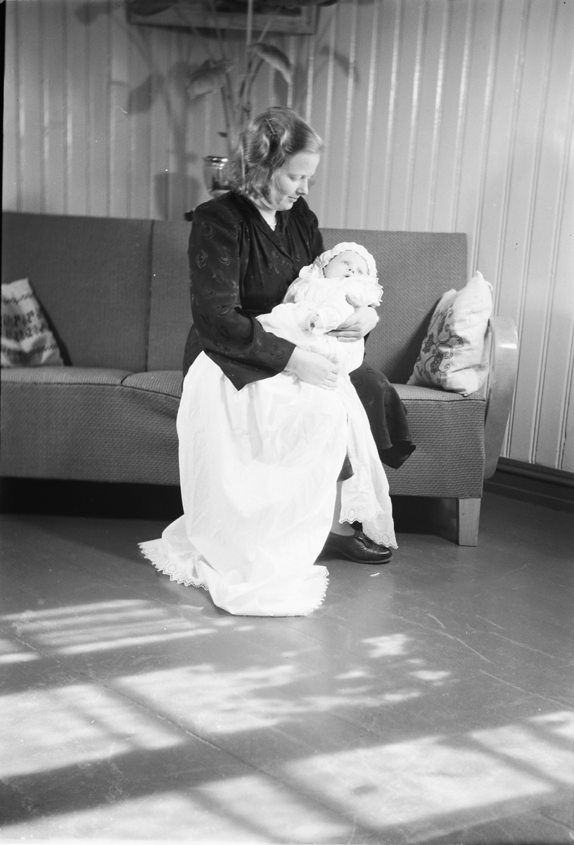 Håkon Prestkværn, Familiegruppe, ukjente, barnedåp på Smikkerud, april 1951.