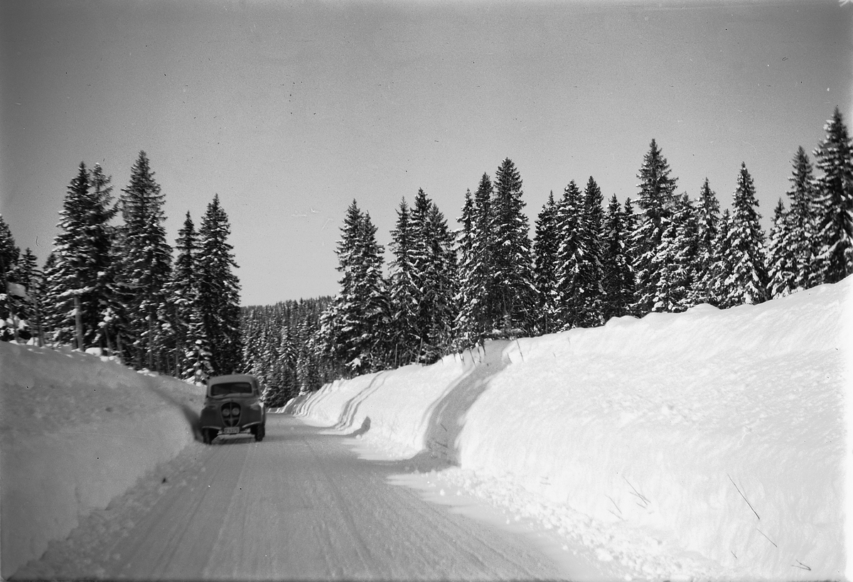 Håkon Prestkværn, Vinterlandskap. Bil på vintervei med brøytekanter. Bilen er en Peugeot reg. nr. D-4376. Snøplogkanter, "snøvinteren" 1951,