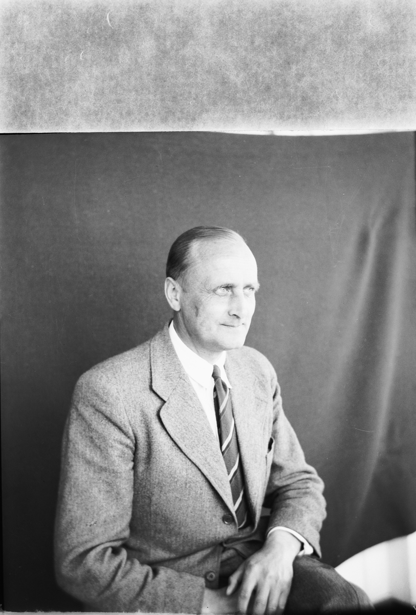 Håkon Prestkværn, Christian Berg, Brøttum. mann i dress.