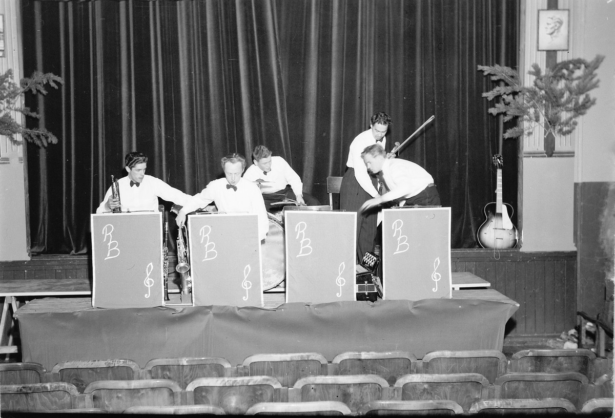 Håkon Prestkværn, RYTMIC BAND, MOELV, DANSEORKESTER. THOROLF ANDERSEN, TROMPET. OLAV SANDSENGEN, KLARINETT. ODD HOLMEN, BATTERI (TROMMER). LEIF ARNTZEN, TREKKSPILL. ODD EGEBERG, GITAR. ARNE LØVSTAD, FELE, FIOLIN. MOELV, 1947-50