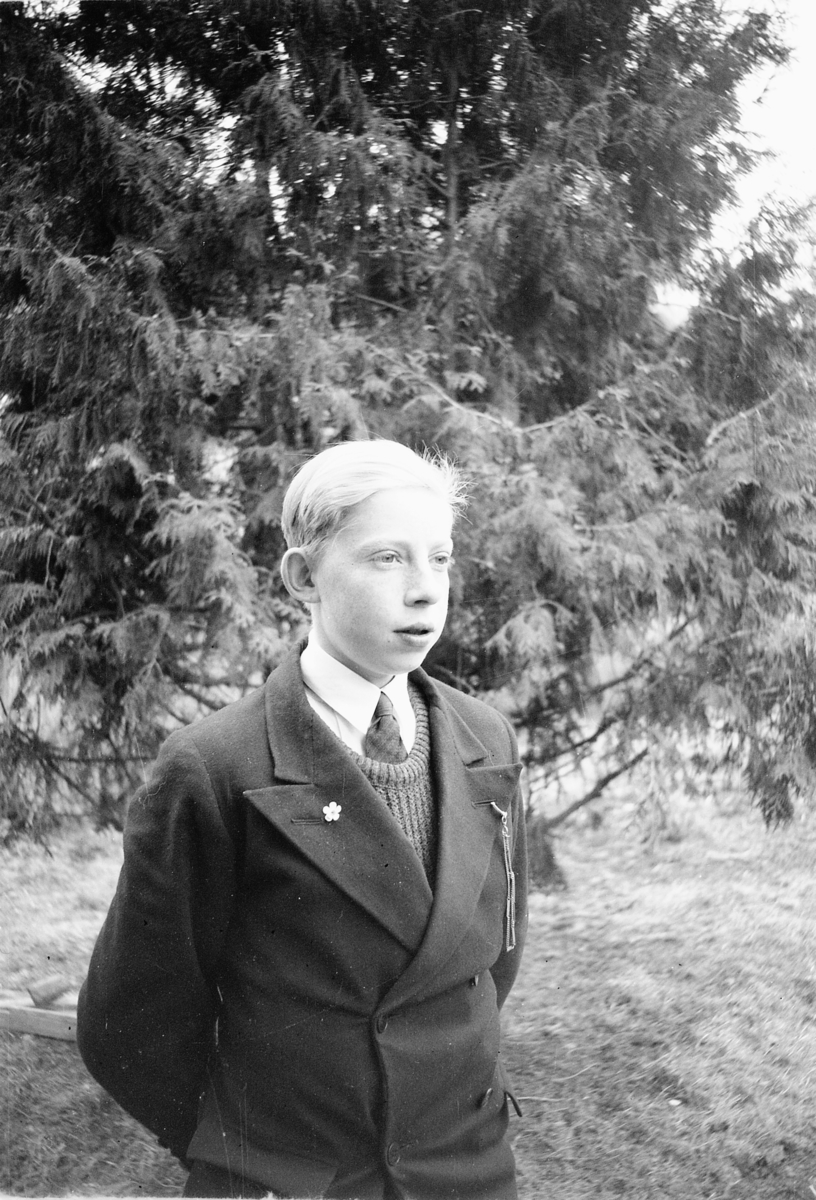 Håkon Prestkværn, Ukjent gutt i dress.