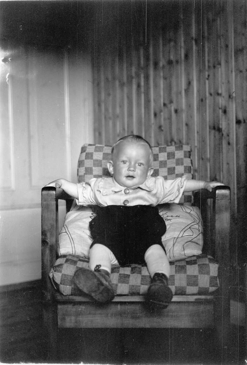Håkon Prestkværn, Liten gutt i en stol.