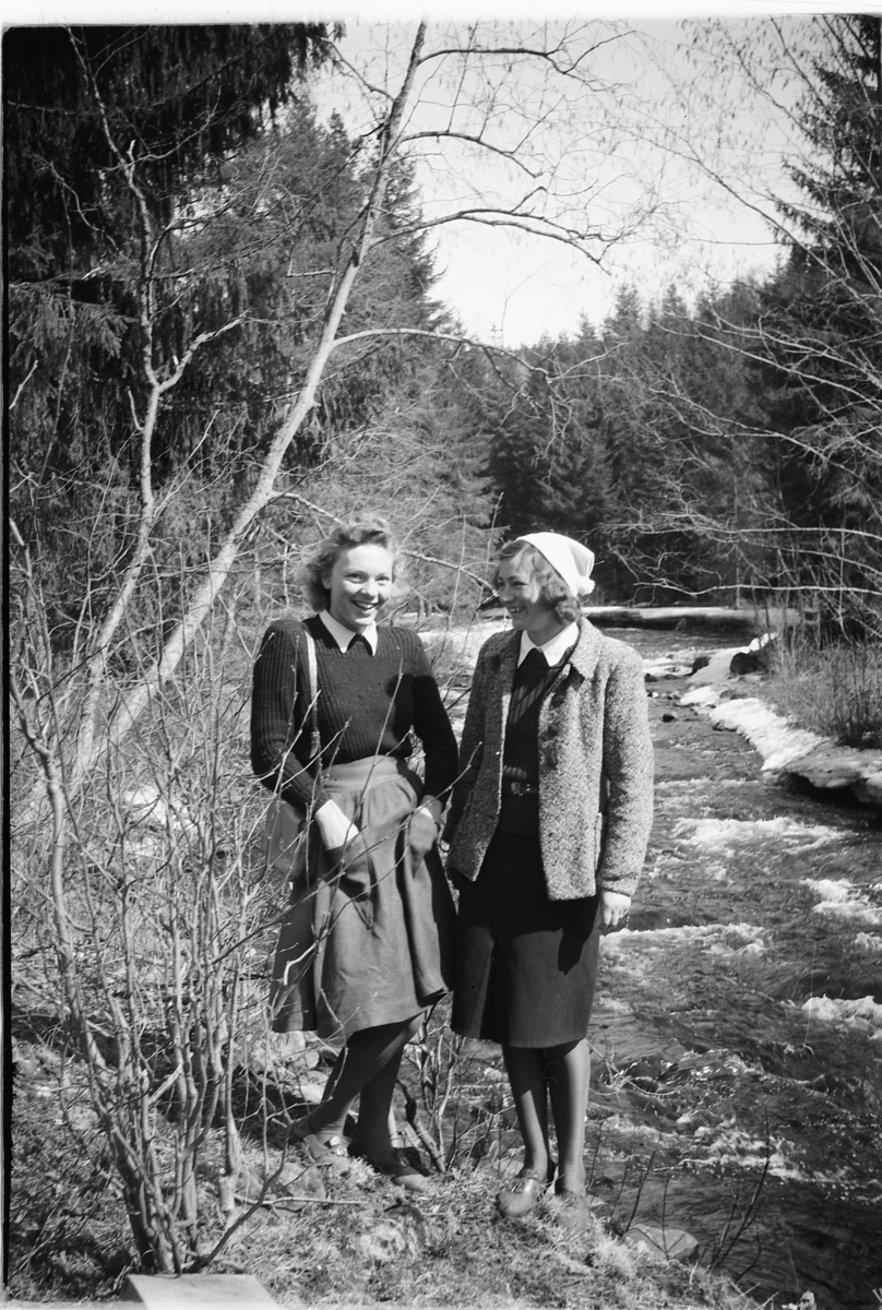 Håkon Prestkværn, Eksteriør, skog. To ukjente kvinner ved ei elv.